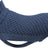 Ein dunkelblauer, gestrickter Überzug mit einem Riemen am Ende, möglicherweise für einen Schuh oder Fuß.