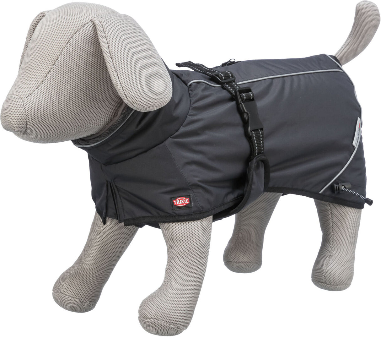 Stoffhund trägt einen dunkelgrauen Hundemantel mit reflektierenden Streifen und Schnallenverschluss.