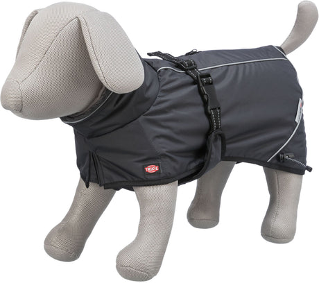 Stoffhund trägt einen dunkelgrauen Hundemantel mit reflektierenden Streifen und Schnallenverschluss.