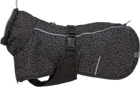 Dunkler Hundemantel mit Muster aus grauen Quadraten, reflektierenden Streifen und verstellbarem Verschluss.