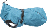 Blauer Hundemantel mit schwarzer Schnalle und Kordelzug, aus Textilmaterial mit melierter Struktur.