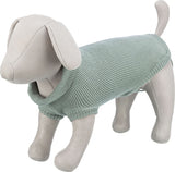 Stoffhund mit hellgrauem Pullover in Strickoptik, steht auf allen vier Beinen, der Pullover ist hellblau.