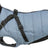 Blauer Hundemantel mit schwarzem Kragen und Gurten, seitliche Ansicht.