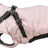 Rosa Hundejacke mit schwarzem Rand und Gurten, Reißverschluss hinten, sichtbar "Trixie"-Label.