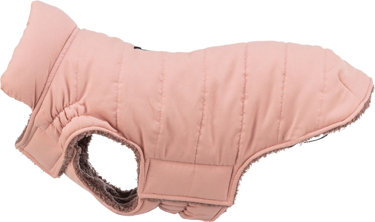 Rosa Hundemantel mit gestepptem Design und weichem Innenfutter, seitliche Öffnung erkennbar.