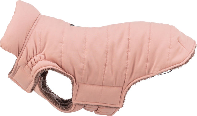Rosa Hundemantel mit gestepptem Design und weichem Innenfutter, seitliche Öffnung erkennbar.
