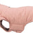Rosa Hundemantel mit gestepptem Design und weichem Innenfutter, seitliche Öffnung erkennbar.