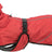 Roter Hundemantel mit verstellbarem Riemen und reflektierenden Streifen, geeignet für Schutz vor Kälte.