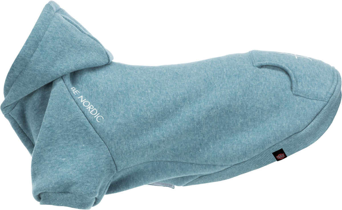 Hellblauer Hundepullover mit Kapuze, auf der Seite mit "BE NORDIC" in Weiß bestickt.