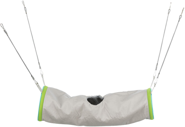 Grauer Röhrentunnel mit grünen Enden und mittiger Öffnung, aufgehängt an vier Stahlseilen.