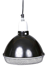 Eine schwarze Hängeleuchte mit Metallkäfig, weißem Sockel und schwarzem Kabel ist abgebildet.