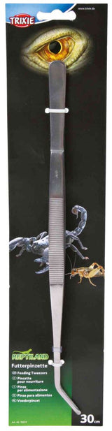 Verpackung mit silberner Futterpinzette vor schwarzem Hintergrund, darauf ein gelbes Reptilienauge und ein Skorpion.