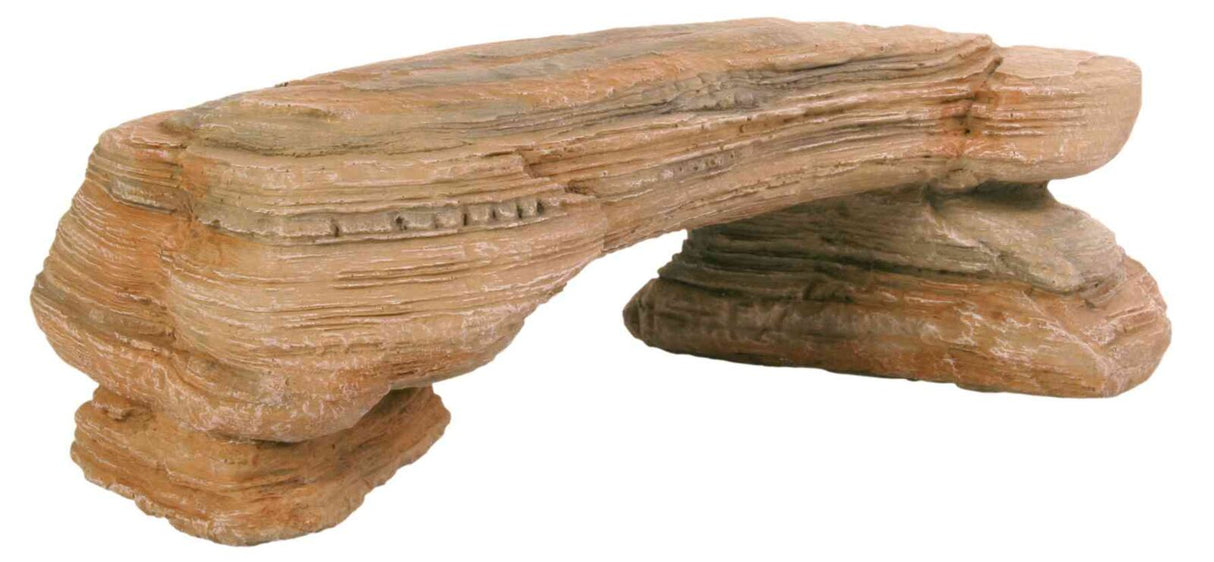 Künstlicher Felsen in natürlichen Brauntönen mit strukturierter Oberfläche und höhlenartigem Hohlraum darunter.