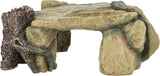 Ein künstlicher, naturgetreu gestalteter Felsen und Holzstück in verschiedenen Brauntönen, geeignet als Dekoration.