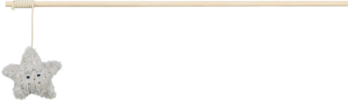 Holzstab mit Schnur, an der ein flauschiger, grauer Stern mit schwarzen Augen und gelben Punkten hängt.