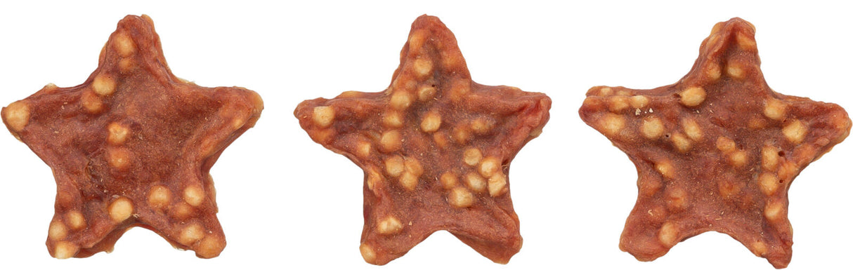 Drei sternförmige, bräunliche Leckerlis mit unregelmäßigen, hellen Punkten auf weißem Hintergrund.