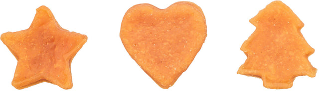 Drei orangefarbene Kekse in den Formen Stern, Herz und Tanne auf weißem Hintergrund.