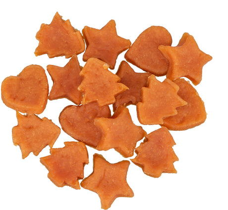 Orangefarbene Kekse in Form von Herzen, Sternen und Tannenbäumen liegen gruppiert aufeinander.