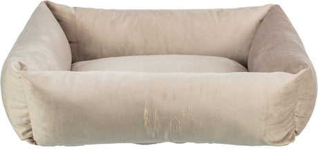 Beigefarbenes quadratisches Kissen mit erhöhtem Rand und eingestickten Baum- und Hausmotiven vorne.