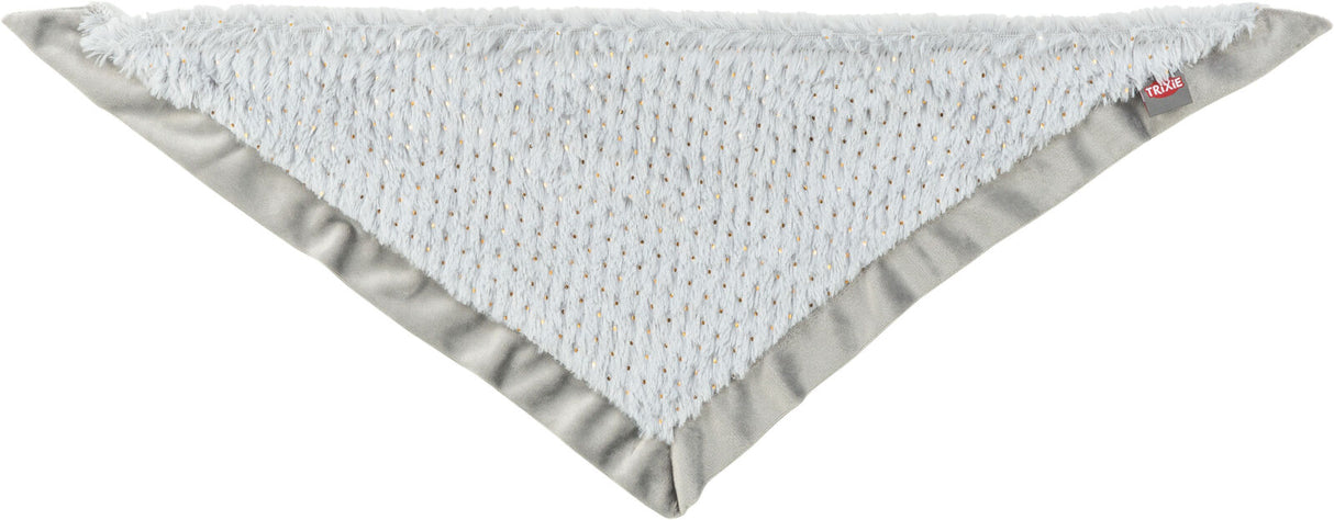 Dreieckiges, flauschiges Tuch in Grau mit goldenem Pünktchenmuster und einem Trixie-Label an der Ecke.
