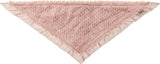 Rosa dreieckiges Tuch mit flauschiger Struktur und goldenen Punkten, an einer Ecke ist ein Etikett sichtbar.