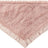 Rosa dreieckiges Tuch mit flauschiger Struktur und goldenen Punkten, an einer Ecke ist ein Etikett sichtbar.