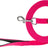 Eine pinke Hundeleine mit schwarzer Innenseite und Metallverschluss, markiert mit dem Schriftzug "Trixie".
