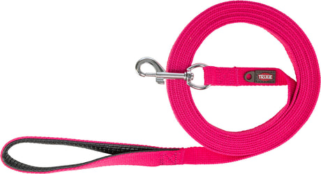 Eine pinke Hundeleine mit schwarzer Innenseite und Metallverschluss, markiert mit dem Schriftzug "Trixie".