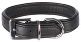 Schwarzes Lederhalsband mit silberner Metallschnalle und D-Ring, schlichtes Design, detailreiche Naht.
