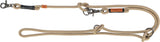 Beige Hundeleine aus geflochtenem Seil mit Metallkarabiner, schwarzen Wicklungen und braunem Lederetikett.