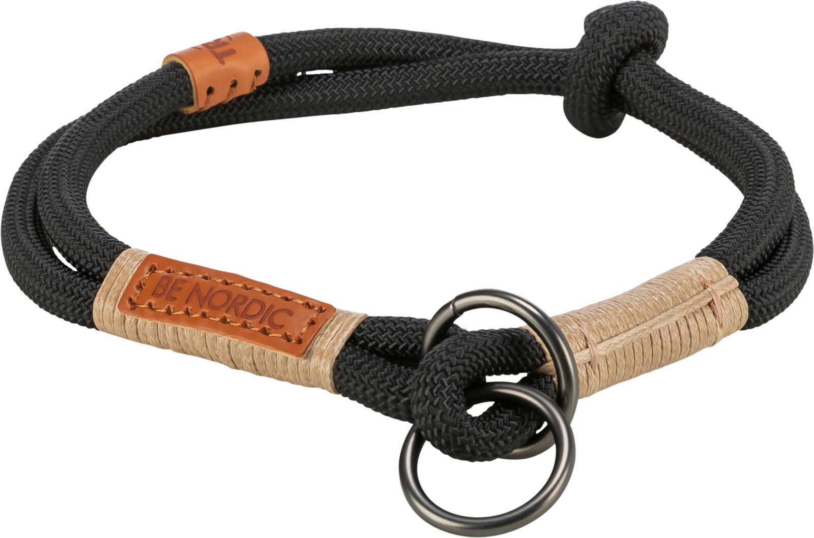 Schwarzes, geflochtenes Halsband mit hellbraunen Wicklungen und einem Lederetikett "BE NORDIC" sowie zwei Metallringen.