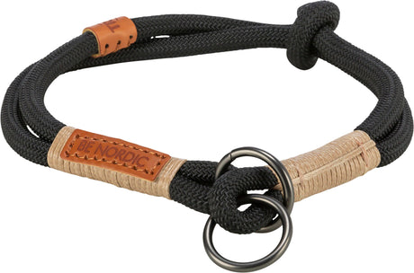 Schwarzes, geflochtenes Halsband mit hellbraunen Wicklungen und einem Lederetikett "BE NORDIC" sowie zwei Metallringen.