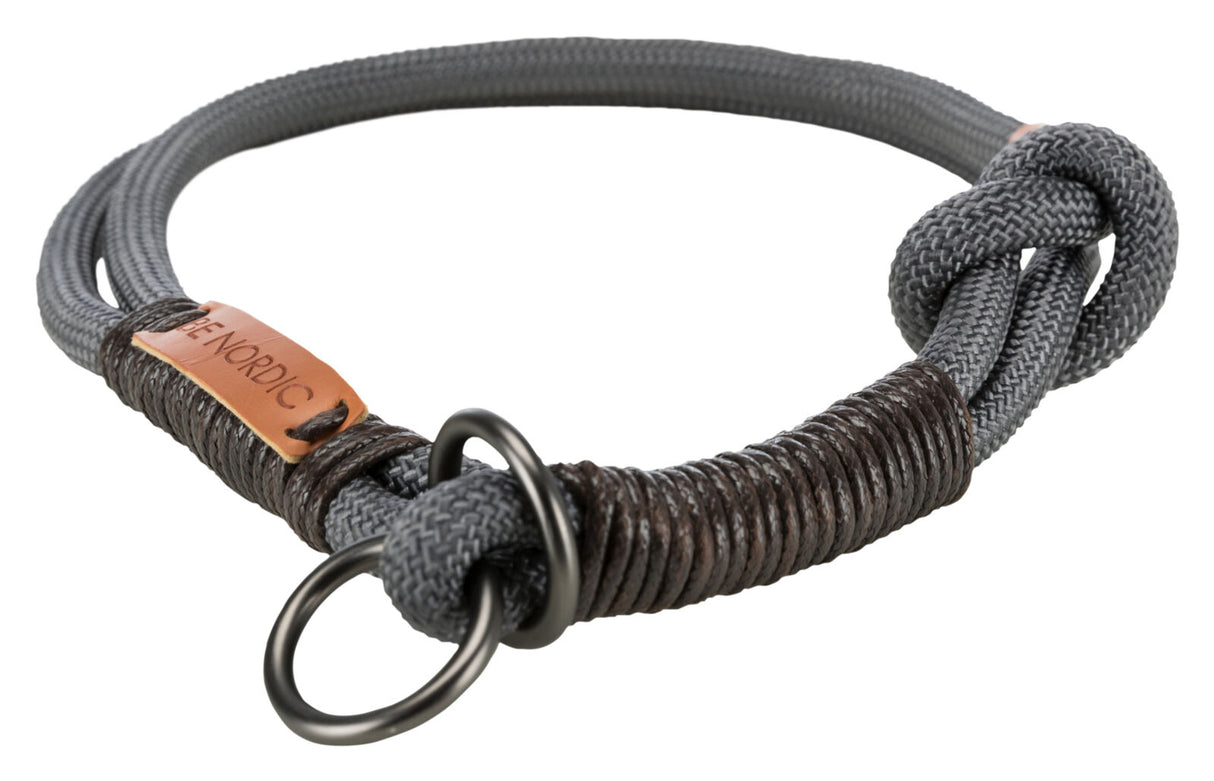 Graues Seil-Halsband mit Lederetikett und Metallringen, dekorativ geknotet und umwickelt.