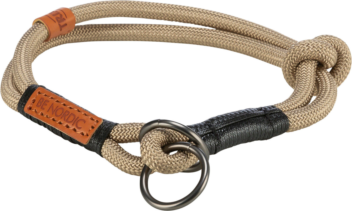 Beigefarbenes geflochtenes Halsband mit Lederakzenten und Metallringen, gravierter "BE NORDIC"-Schriftzug.