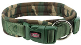Grünes Hundehalsband mit Camouflage-Muster, Kunststoffverschluss, Metallring und dem Logo "TRIXIE".