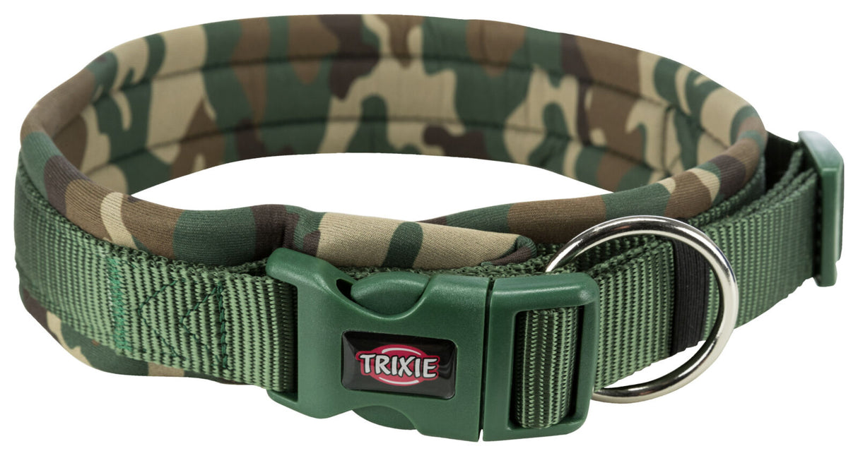 Grünes Hundehalsband mit Camouflage-Muster, Kunststoffverschluss und Metallring, Markenlogo sichtbar.