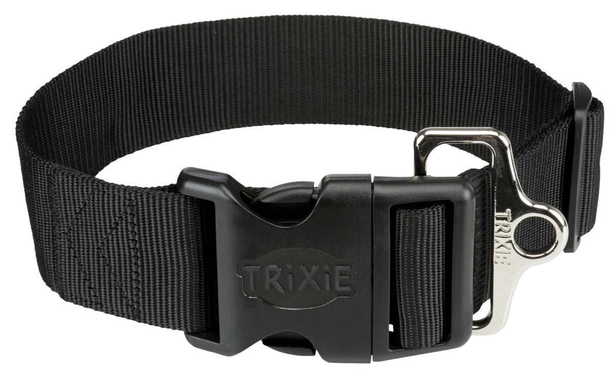 Schwarzes Hundehalsband mit Klickverschluss und silbernem D-Ring, Text "TRIXIE" auf Verschluss eingeprägt.