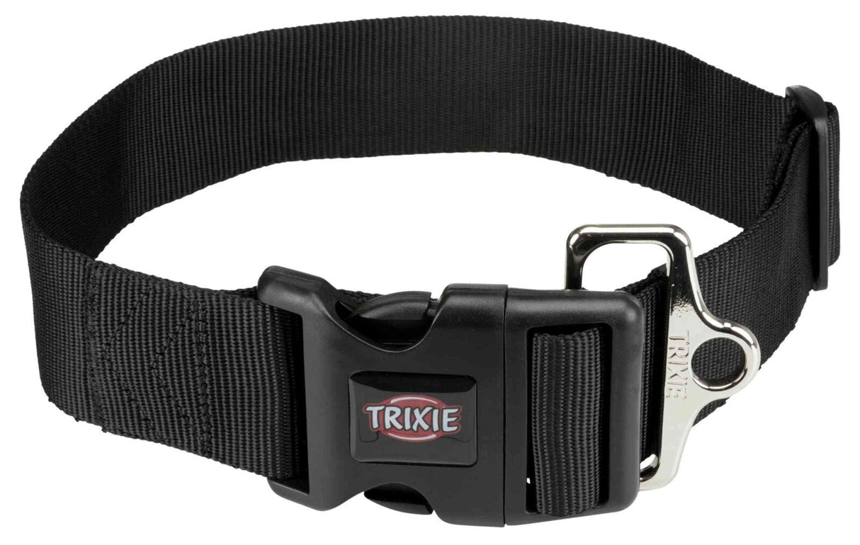 Schwarzes Hundehalsband mit Kunststoffverschluss und Metallring, Trixie-Logo in der Mitte sichtbar.