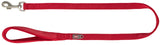 Rote Hundeleine mit silbernem Karabinerhaken und gewebter Schlaufe aus widerstandsfähigem Material.