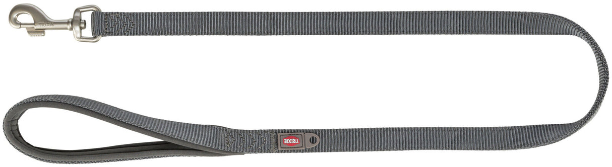 Graue Hundeleine mit Metallschnalle und Schlaufe, Markenname "TRIXIE" auf einem Etikett sichtbar.