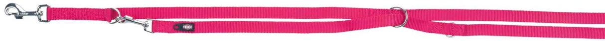 Rote Hundeleine mit Karabinerhaken und D-Ring, aus Nylonmaterial, längenverstellbar, Markenlabel sichtbar.