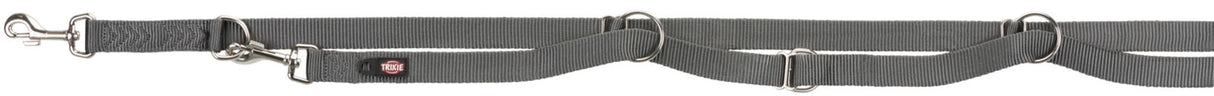 Graues, verstellbares Hundehalsband mit Metallringen und Karabinern, Markenlabel "Trixie" sichtbar.