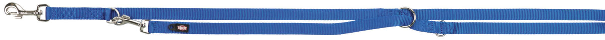 Blaue Hundeleine mit zwei Metallkarabinern und Trixie-Logo, langer Riemen aus robustem Material.