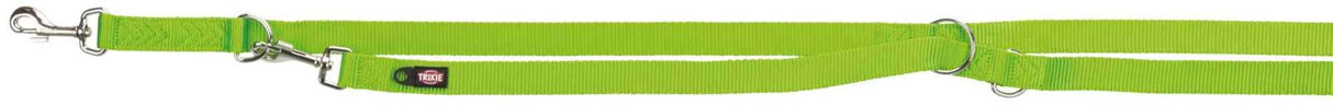 Grüne Hundeleine mit zwei silbernen Karabinern und D-Ringen aus Metall, Text "TRIXIE" sichtbar.