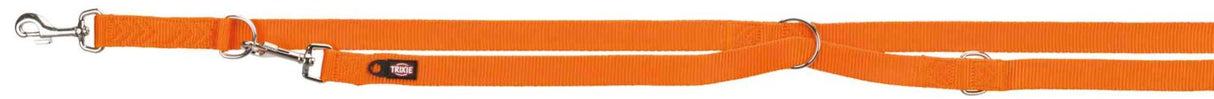 Orangefarbene Hundeleine mit verstellbaren Metallschnallen und einem Aufnäher, der das Wort "Trixie" zeigt.