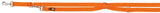 Orangefarbene Hundeleine mit verstellbaren Metallschnallen und einem Aufnäher, der das Wort "Trixie" zeigt.