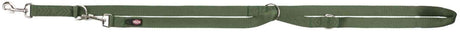 Grüne Leine mit Metallkarabiner und verstellbaren Ringen, Stoffetikett mit dem Wort "TRIXIE".
