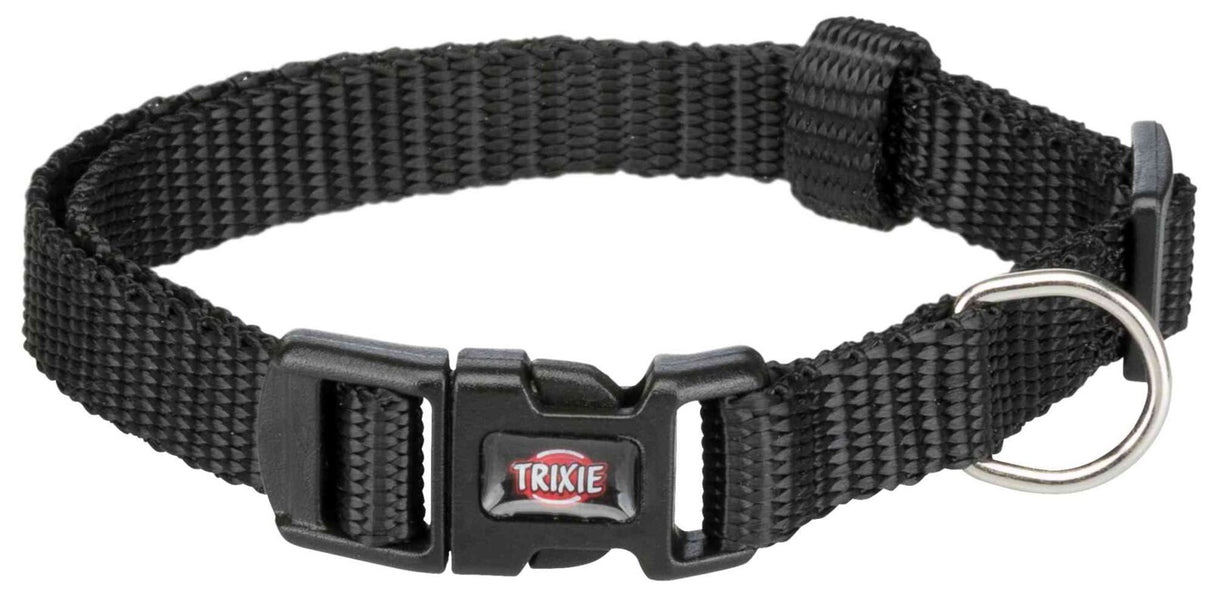 Schwarzes Hundehalsband mit Klickverschluss und silbernem Ring, auf dem Verschluss der Text "TRIXIE".