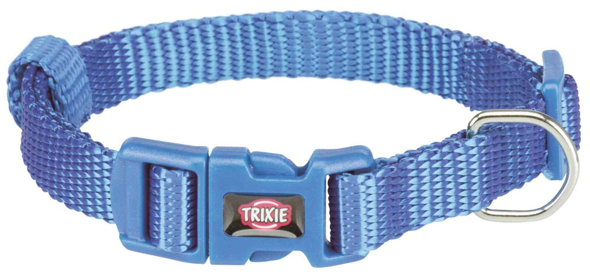 Blaues Hundehalsband aus geflochtenem Material mit Steckverschluss und Metallring, Logo "Trixie" sichtbar.