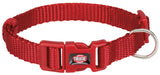 Rotes Hundehalsband aus geflochtenem Material mit Klickverschluss und silbernem Metallring.
